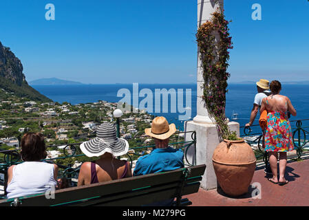 Besucher mit Blick auf die Bucht von Neapel von der Insel Capri, Italien, Stockfoto