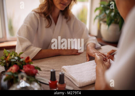 Maniküre hand Formen der Nägel der jungen Frau im Salon. Frau in ein Nagelstudio, Maniküre, von einer Kosmetikerin Stockfoto