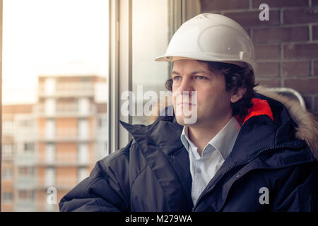 Porträt der Bauarbeiter auf der Baustelle. Soft Focus, getönt. Stockfoto