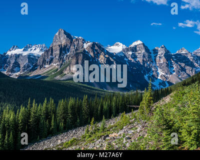 Gipfel entlang der Moraine Lake Road, Lake Louise, Banff National Park, Alberta, Kanada. Stockfoto