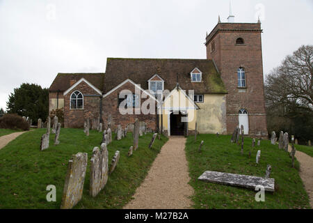 Alle Heiligen Kirche und Kirchhof im Minstead, England. Das Dorf ist im New Forest. Stockfoto