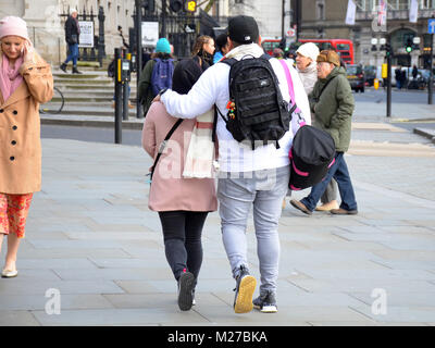 London, UK, 05.02.2018, kalten Tag im Februar in Trafalgar Square als Temperatur Wasserfälle bis knapp über Null. Stockfoto