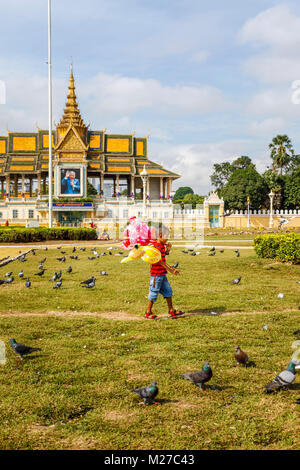Lokale Kambodschanische junge Verkauf von Ballons vom Königspalast und silberne Pagode im Royal Palace Park, Phnom Penh, die Hauptstadt Kambodschas, Se Asien Stockfoto