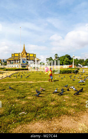 Lokale kambodschanische Kinder Verkauf von Ballons vom Königspalast und silberne Pagode im Royal Palace Park, Phnom Penh, die Hauptstadt Kambodschas, Se Asien Stockfoto