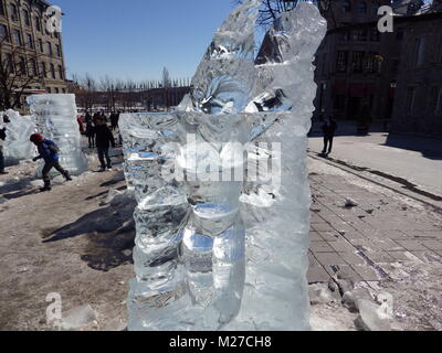 Hand geschnitzten Eis scultures in den Strassen von Montreal. Diese sind traditionelle in der Altstadt von Montreal im Winter Stockfoto