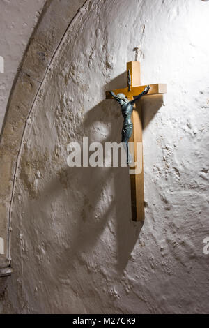 Kreuz in der Krypta, Kirche der Heiligen Dreifaltigkeit, Bosham, Chichester Stockfoto
