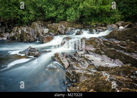 Fluss, der über Felsen mit fliessend Wasser Stockfoto