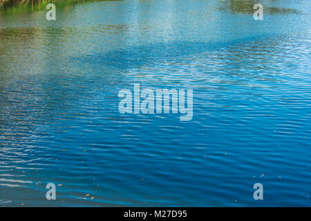 Blauen Wellen auf der Oberfläche des Wassers im See Stockfoto