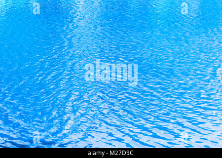 Blauen Wellen auf der Oberfläche des Wassers im See Stockfoto