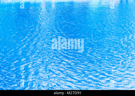 Blauen Wellen auf der Oberfläche des Wassers im See Stockfoto