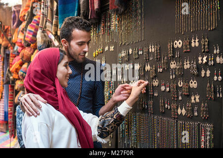 Lächelnden jungen muslimischen Paar Einkaufen und Schmuck Stockfoto
