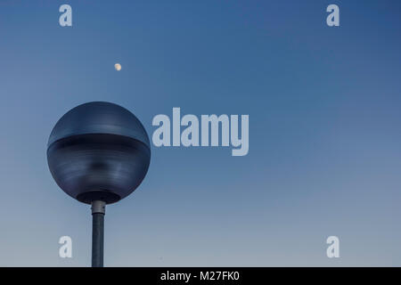 Mond und Laterne Stockfoto