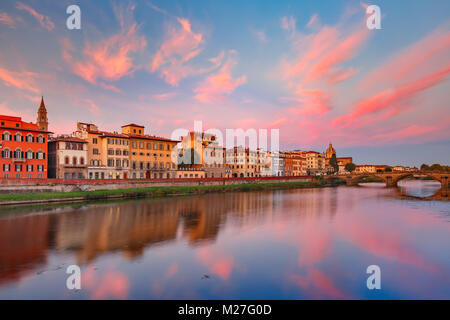 Fluss Arno und Ponte Vecchio in Florenz, Italien Stockfoto