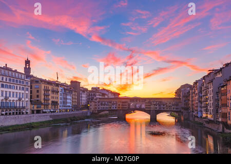 Fluss Arno und Ponte Vecchio in Florenz, Italien Stockfoto