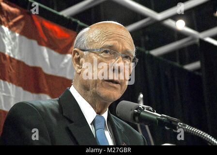 Topeka, Kansas 11-4-2014 Senator Pat Roberts Adressen der Masse der loyalen republikanischen Unterstützer, die ihn für eine weitere Amtszeit als US-Senator von Kansas in der Republikanischen Partei Siegesfeier in Topeka zu stimmen. Charles Patrick "Pat Roberts ist der ältere United States Senator von Kansas. Ein Mitglied der Republikanischen Partei, hat er seit 1997 serviert. Zuvor war er als Vorsitzender des Senate Select Committee on Intelligence. Geboren in Topeka, Kansas, Roberts ist ein Absolvent der Kansas State University. Er diente als Kapitän im US Marine Corps und arbeitete als Zeitungsreporter b Stockfoto