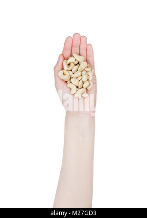 Weibliche hand Halten gesund bio Cashewnüsse auf weißem Hintergrund Stockfoto