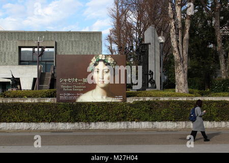 Blick auf den Le Corbusier entworfenen Nationalmuseum der westlichen Kunst in Tokio von Ueno Park. Rodins Pforten der Hölle kann im Hintergrund gesehen werden. Stockfoto