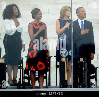 Von links nach rechts: Oprah Winfrey, First Lady Michelle Obama, Botschafter Caroline Kennedy links und Präsidenten der Vereinigten Staaten Barack Obama hören Sie die Nationalhymne an der Freiheit Ringzeremonie lassen auf den Stufen des Lincoln Memorial zum 50. Jahrestag der Marsch auf Washington für Jobs und Freiheit Kredit zu gedenken: Ron Sachs/CNP/MediaPunch Stockfoto