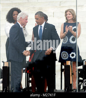 Ehemalige Präsidenten der Vereinigten Staaten Bill Clinton schüttelt Hände mit US-Präsident Barack Obama als Oprah Winfrey und Botschafter Caroline Kennedy sehen Sie auf folgenden Obamas Bemerkungen an der Freiheit Ringzeremonie lassen auf den Stufen des Lincoln Memorial zum 50. Jahrestag der Marsch auf Washington für Jobs und Freiheit Kredit zu gedenken: Ron Sachs/CNP/MediaPunch Stockfoto