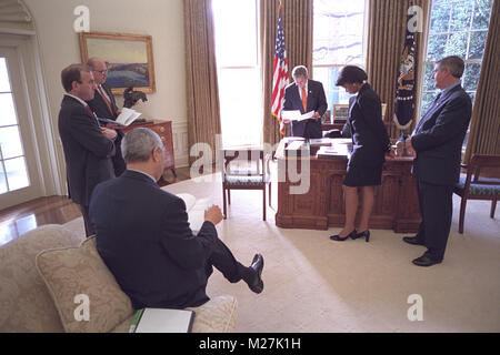 Präsidenten der Vereinigten Staaten George W. Bush trifft sich mit Personal des Weißen Hauses kurz vor dem Treffen mit dem Generalsekretär der Vereinten Nationen, Kofi Annan, Nov. 28. Auf dem Foto zu sehen sind US-Außenminister Colin Powell, die nationale Sicherheitsberaterin Condoleezza Rice, und Stabschef des Weißen Hauses Andrew Card..Mandatory Credit: Eric Draper - White House über CNP. /MediaPunch Stockfoto