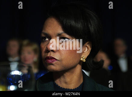 Vereinigte Staaten nationale Sicherheitsberaterin Condoleezza Rice, hört, wie US-Präsident George W. Bush seine Rede liefert während der Nationalen Gebetsfrühstück, 6. Februar 2003 in Washington, DC. Credit: Manny Ceneta-Pool über CNP/MediaPunch Stockfoto