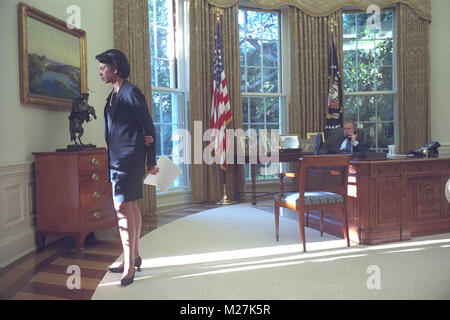 National Security Advisor Dr. Condoleezza Rice wartet als Präsidenten der Vereinigten Staaten George W. Bush Gespräche mit Premierminister Tony Blair von Großbritannien aus dem Oval Office am frühen Morgen, Mittwoch, 12. September 2001..Mandatory Credit: Eric Draper - White House über CNP. /MediaPunch Stockfoto