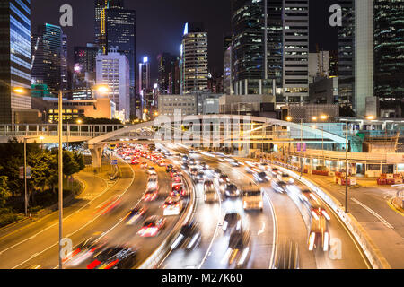 Verkehr in im Central Business District von Hong Kong Island bei Nacht hetzen in der Admiralität. Stockfoto