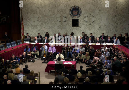 Washington, DC - April 8, 2004 -- Arzt Condoleezza Rice, die Nationale Sicherheitsberaterin, bezeugt vor der 9/11-Kommission in Washington, D.C. am 8. April 2004. Credit: Ron Sachs/CNP [Einschränkung: Keine New York Metro oder andere Zeitungen innerhalb eines 75-Meilen-Radius von New York City]/MediaPunch Stockfoto