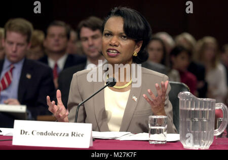 Washington, DC - April 8, 2004 -- Arzt Condoleezza Rice, die Nationale Sicherheitsberaterin, bezeugt vor der 9/11-Kommission in Washington, D.C. am 8. April 2004. Credit: Ron Sachs/CNP [Einschränkung: Keine New York Metro oder andere Zeitungen innerhalb eines 75-Meilen-Radius von New York City]/MediaPunch Stockfoto