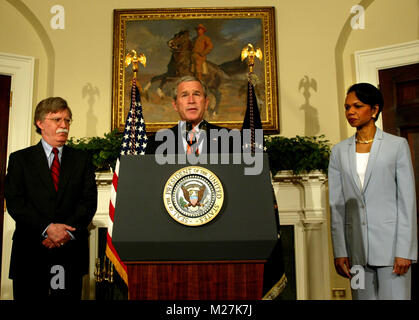 Washington, D.C. - August 1, 2005 -- USA-Präsident George W. Bush kündigt die Aussparung die Ernennung von John Bolton, Botschafter der Vereinigten Staaten, zu den Vereinten Nationen im Roosevelt Raum des Weißen Hauses am 1. August 2005. Von links nach rechts: John Bolton, Präsident Bush, Außenministerin Condoleezza Rice. Credit: Dennis Brack-Pool über CNP/MediaPunch Stockfoto