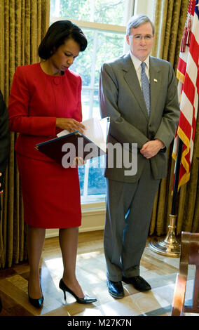 Washington, DC - 29. Oktober 2008 -- Usa-Außenministerin Condoleezza Rice (L) und den Nationalen Sicherheitsberater Stephen Hadley zusammen im Oval Office stand bei einem Treffen zwischen US-Präsident George W. Bush und der Kurdische Präsident Massoud Barzani im Weißen Haus in Washington, DC, USA am 29. Oktober 2008. Die beiden Politiker erörterten Fragen von gemeinsamem Interesse. Quelle: Matthew Cavanaugh-Pool über CNP/MediaPunch Stockfoto