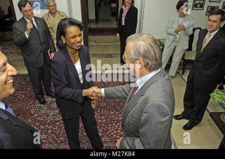 Usa-Verteidigungsminister Donald H. Rumsfeld begrüßt US-Außenministerin Condoleezza Rice in Bagdad, Irak, die am 26. April 2006. Rumsfeld und Rice einen nicht angekündigten Besuch in den Irak gemeinsam mit Irak neu benannten Premierminister Jawad al-Maliki Unterstützung für die Fortführung des Prozesses des Aufbaus der neuen irakischen Regierung zu zeigen. Rumsfeld früher mit dem kommandierenden General, multinationalen Kraft im Irak, General George Casey Jr. Mandatory Credit: Chad J. McNeeley/DoD über CNP/MediaPunch Stockfoto