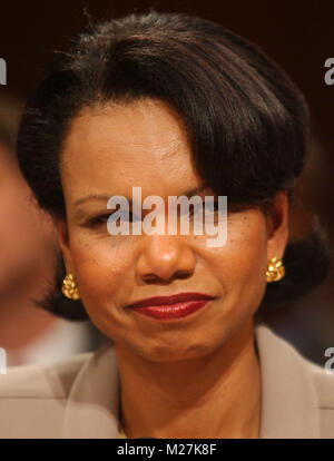 Washington, DC - April 8, 2004 -- Arzt Condoleezza Rice, die Nationale Sicherheitsberaterin, bezeugt vor der 9/11-Kommission in Washington, D.C. am 8. April 2004. Credit: Ron Sachs/CNP [Einschränkung: Keine New York Metro oder andere Zeitungen innerhalb eines 75-Meilen-Radius von New York City]/MediaPunch Stockfoto