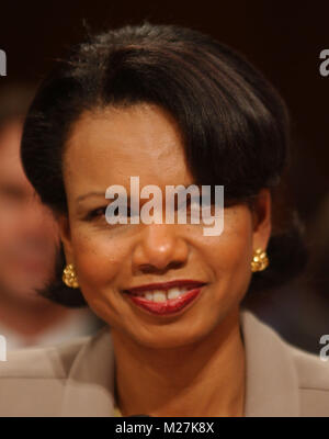 Washington, DC - April 8, 2004 -- Arzt Condoleezza Rice, die Nationale Sicherheitsberaterin, bezeugt vor der 9/11-Kommission in Washington, D.C. am 8. April 2004. Credit: Ron Sachs/CNP [Einschränkung: Keine New York Metro oder andere Zeitungen innerhalb eines 75-Meilen-Radius von New York City]/MediaPunch Stockfoto