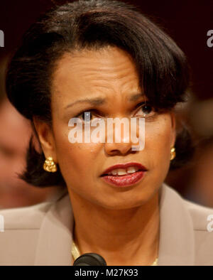 Washington, DC - April 8, 2004 -- Arzt Condoleezza Rice, die Nationale Sicherheitsberaterin, bezeugt vor der 9/11-Kommission in Washington, D.C. am 8. April 2004. Credit: Ron Sachs/CNP [Einschränkung: Keine New York Metro oder andere Zeitungen innerhalb eines 75-Meilen-Radius von New York City]/MediaPunch Stockfoto