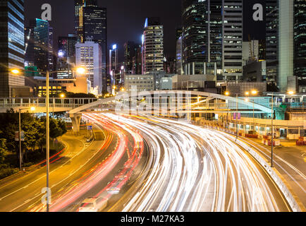 Verkehr in im Central Business District von Hong Kong Island bei Nacht hetzen in der Admiralität. Stockfoto