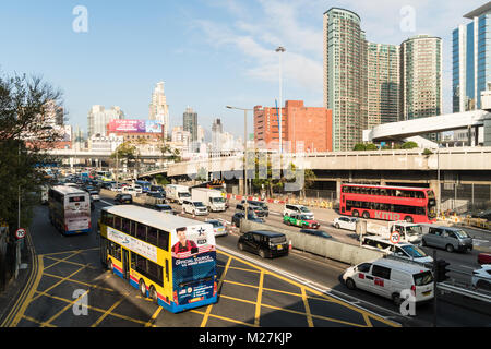 Hongkong - 25. Januar 2018: Starker Verkehr auf den überfüllten Straße, die zu und von der Cross Harbour Tunnel in Hung Hom zwischen Kowloon und Causeway B Stockfoto