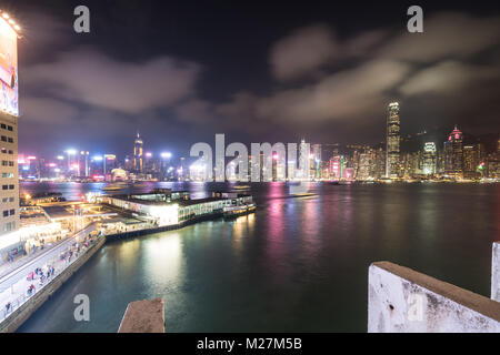 Hongkong - 25. Januar 2018: Die Star Ferry Terminal in Tsim Sha Tsui in Kowloon mit der Insel Hong Kong Skyline bei Nacht über den Victoria h Stockfoto