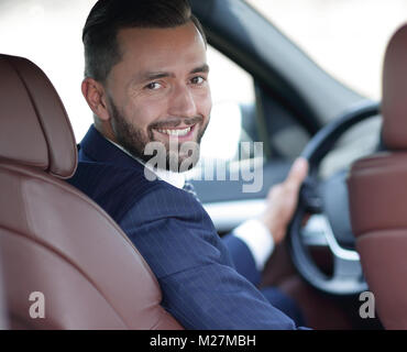 Unternehmer sitzen am Steuer eines Autos, und wenn man die Kamera Stockfoto