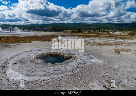 Strand Frühling in Upper Geyser Basin kocht gelegentlich mit einem Ansturm von Blasen. Yellowstone National Park, Wyoming, USA Stockfoto