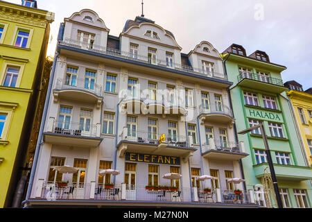 Karlovy Vary, Cszech Republik - Januar 01, 2018: Die Fassaden der alten Häuser in der Mitte Stockfoto