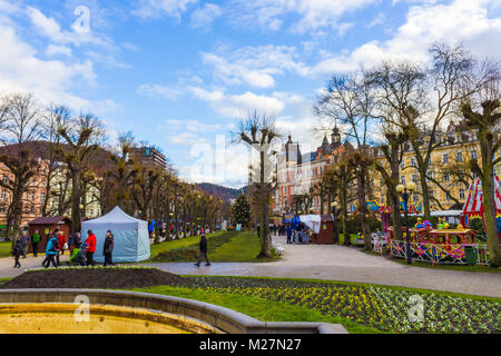 Karlovy Vary, Cszech Republik - Januar 01, 2018: Die Fassaden der alten Häuser in der Mitte Stockfoto