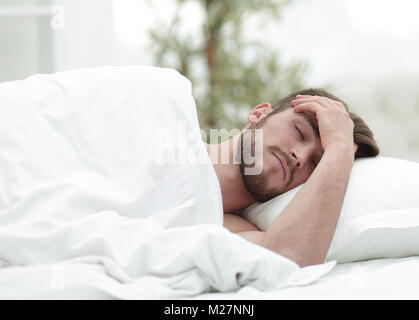 Junger Mann schläft in einem komfortablen Hotel Zimmer Stockfoto