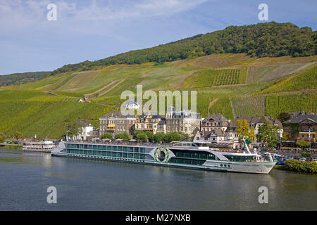 'S River Cruise Ship wiss Juwel" im Weinort Bernkastel-Kues, Mosel, Rheinland-Pfalz, Deutschland, Europa Stockfoto