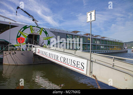 Boarding Brücke des River Cruise Ship wiss Juwel" im Weinort Bernkastel-Kues, Mosel, Rheinland-Pfalz, Deutschland, Europa Stockfoto
