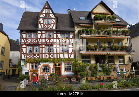 Weinstube, schöne Fachwerkhaus im Weinort Ediger-Eller, Mosel, Rheinland-Pfalz, Deutschland, Europa Stockfoto