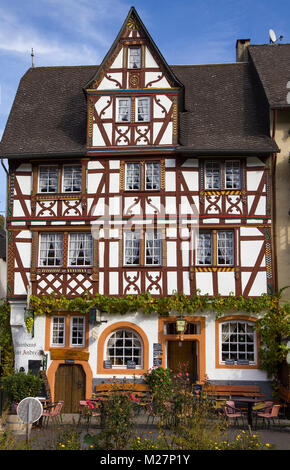 Weinstube, schöne Fachwerkhaus im Weinort Ediger-Eller, Mosel, Rheinland-Pfalz, Deutschland, Europa Stockfoto
