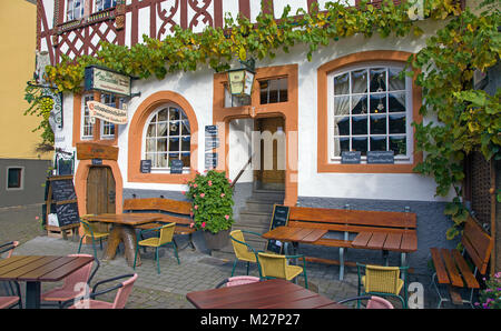 Weinstube, schöne Fachwerkhaus im Weinort Ediger-Eller, Mosel, Rheinland-Pfalz, Deutschland, Europa Stockfoto