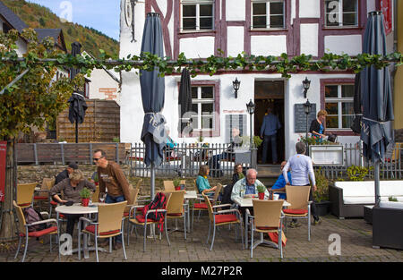 Weinstube, schöne Fachwerkhaus im Weinort Ediger-Eller, Mosel, Rheinland-Pfalz, Deutschland, Europa Stockfoto
