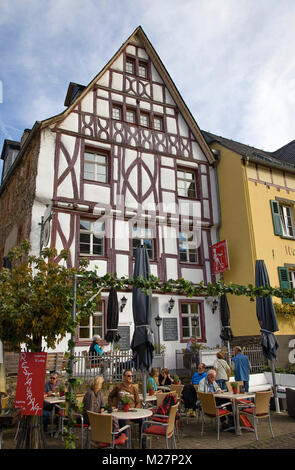 Weinstube, schöne Fachwerkhaus im Weinort Ediger-Eller, Mosel, Rheinland-Pfalz, Deutschland, Europa Stockfoto
